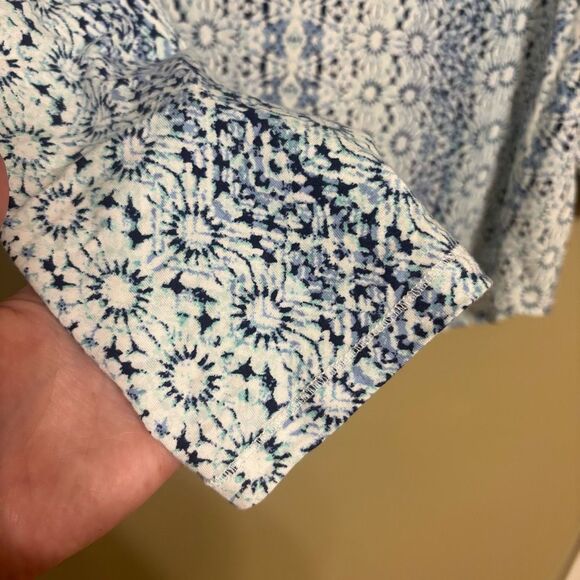 Relativity White Blue Geometric Pattern Long Sleeve V-Neck Shirt Buttons Large - Picture 2 of 8